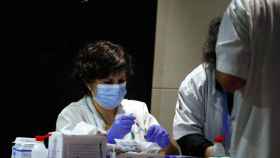 Una enfermera preparando una vacuna contra el Covid-19 / EP