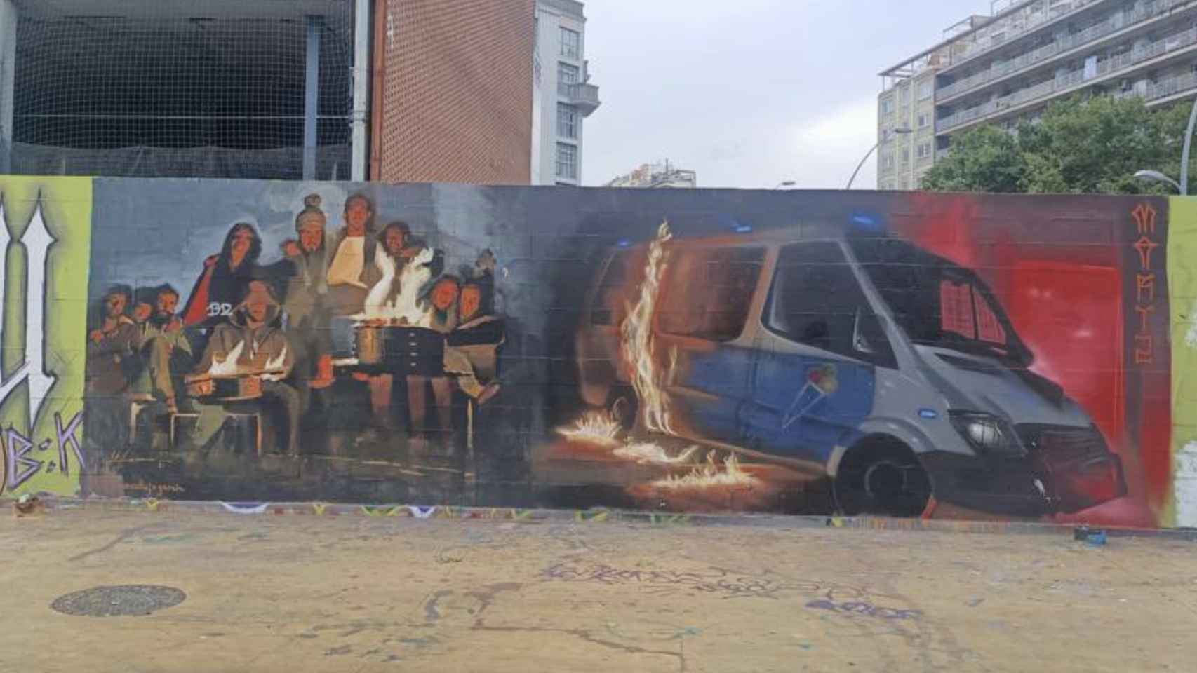 Pintada con el furgón de la Urbana en llamas / SAPOL