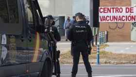 Policías nacionales ante un centro de vacunación contra el coronavirus / María José López - EUROPA PRESS