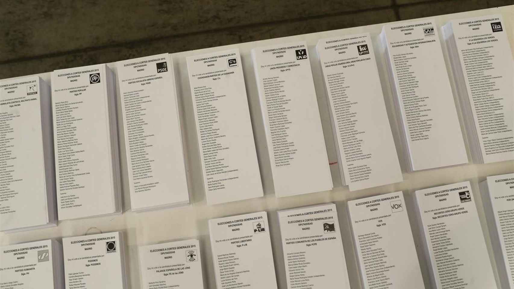 Papeletas que se encuentran junto a las mesas electorales el día de las elecciones / EUROPA PRESS