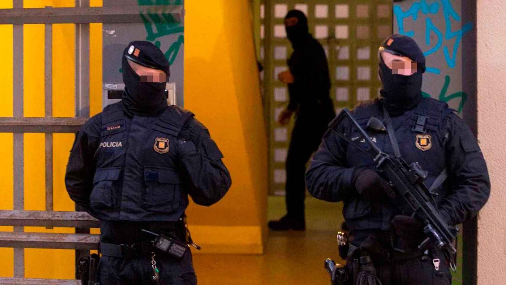 Imagen de dos agentes de los Mossos d'Esquadra en una operación antiterrorista / EFE