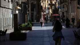 Varias personas caminan por una calle del centro de Lleida, capital de la comarca del Segrià / EUROPA PRESS
