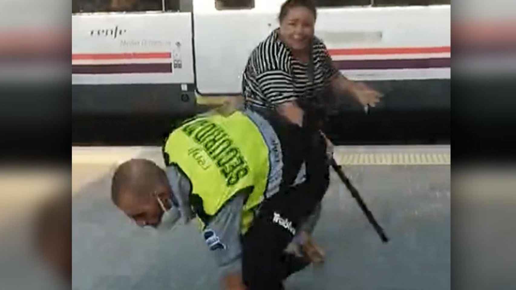 Imagen de la agresión a un vigilante de seguridad con su propia porra / CG