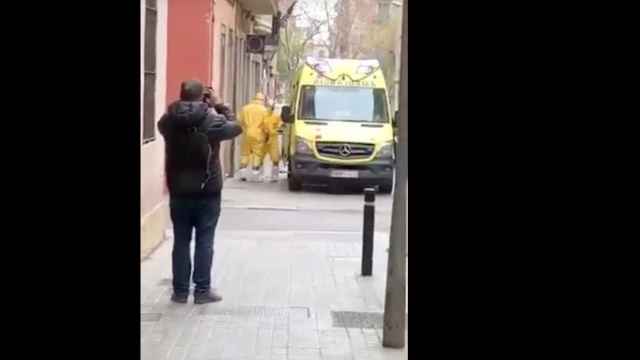 Efectivos sanitarios con traje para el coronavirus en Barcelona