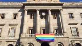El Ayuntamiento de Barcelona cuelga una bandera gay en su balcón contra las agresiones al colectivo LGTBI / EUROPA PRESS
