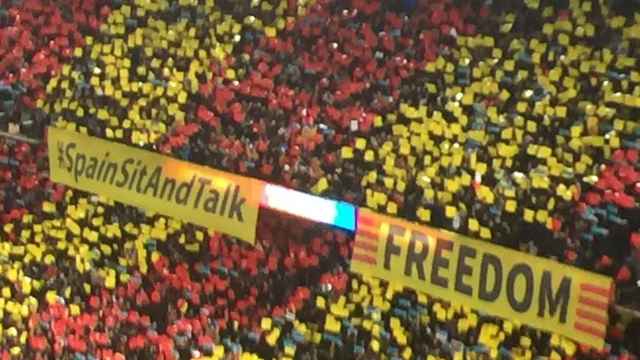 Los lemas del independentismo en el Camp Nou, el estadio del Barça, durante el partido con el Real Madrid / CG