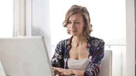 Mujer accede a crédito online con un portátil / PEXELS