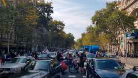 Vehículos parados en Gran Vía de Barcelona en protesta por la Zona de Bajas Emisiones / PARC