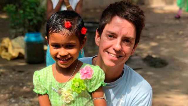 Fran Perelló con una de las menores de la ONG que fundó en India, 'El Hogar de las niñas' / CG