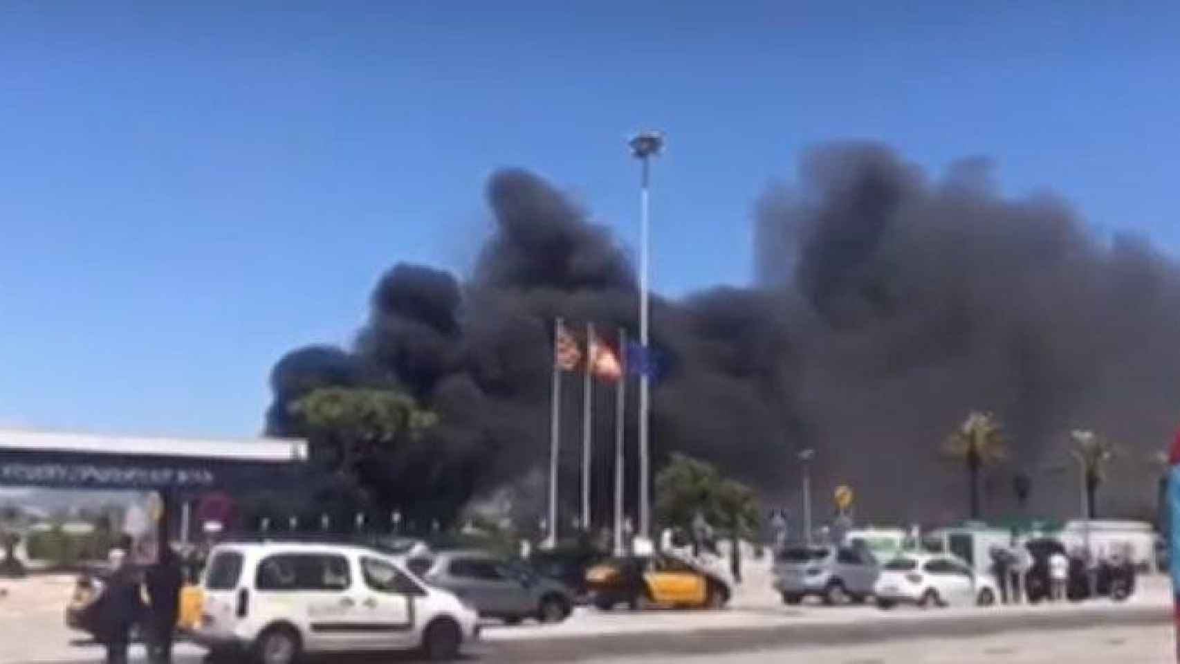 Incendio en el parking exterior del aeropuerto de El Prat de Barcelona / TWITTER