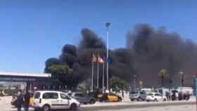 Incendio en el parking exterior del aeropuerto de El Prat de Barcelona / TWITTER