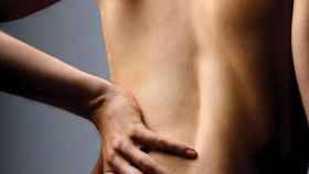 Una imagen ilustrativa de una persona con dolor de espalda / EFE Suplementos de colágeno reducir riesgo de lesiones