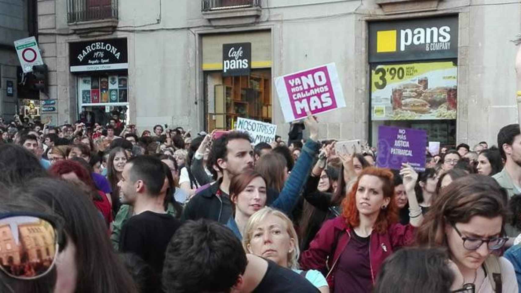 Imagen de una concentración en contra a la sentencia a La Manada en Barcelona / CG