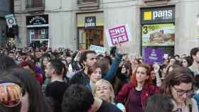 Imagen de una concentración en contra a la sentencia a La Manada en Barcelona / CG