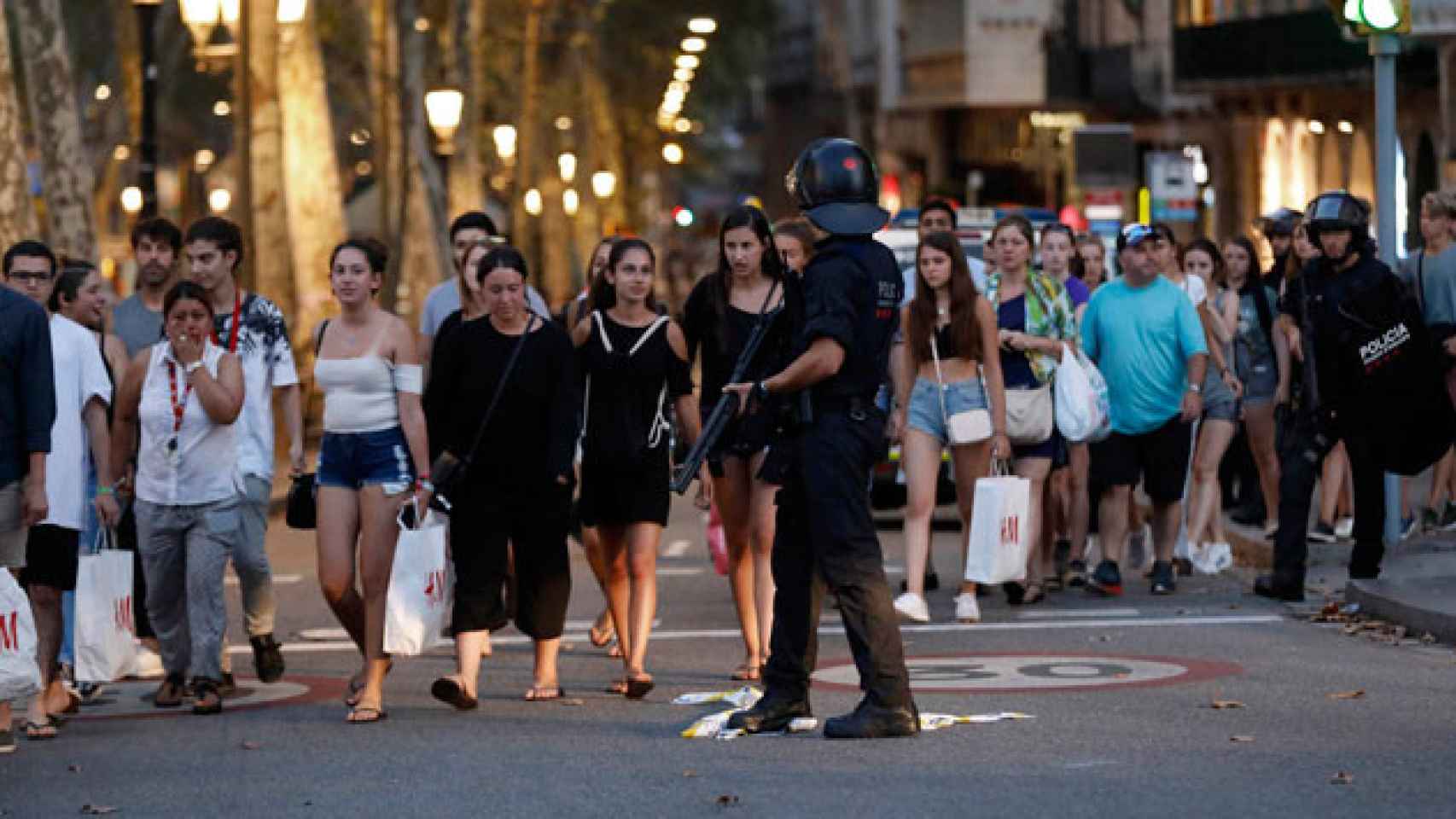 Los Mossos d'Esquadra evacúan a vecinos y turistas tras la masacre de Las Ramblas / EFE