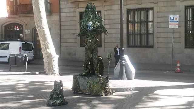 Una estatua humana en las Ramblas de Barcelona.