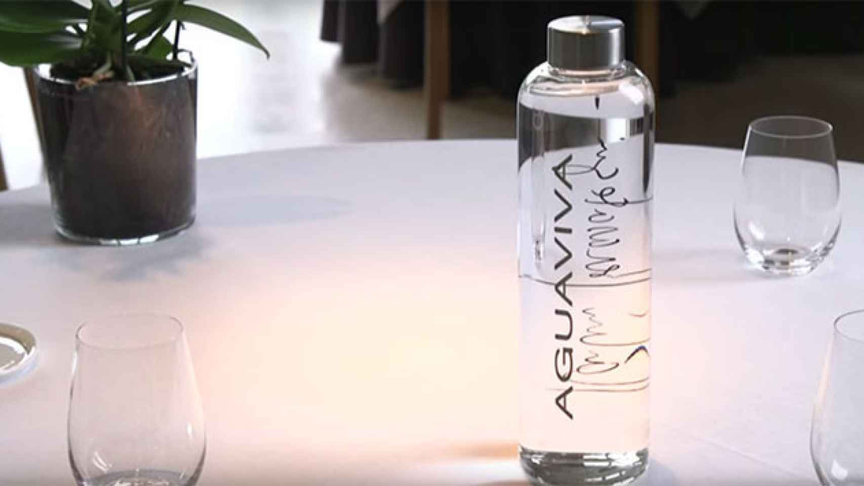 Una botella de agua del grifo filtrada del restaurante, con estrella Michelin, de Martín Berasategui / AGUAVIVA