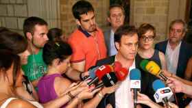 El teniente de alcalde del Ayuntamiento de Barcelona, Jaume Asens, atendiendo a los medios.