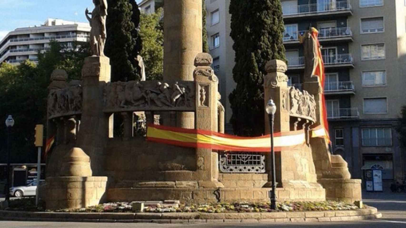 Una bandera española rodeaba esta mañana el monumento a Mossen Cinto Verdaguer.