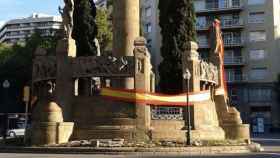 Una bandera española rodeaba esta mañana el monumento a Mossen Cinto Verdaguer.
