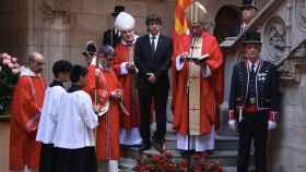 Carles Puigdemont en el centro de la misa de Sant Jordi que se celebró en Palau de la Generalitat.