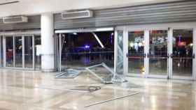 Así quedó la entrada del centro comercial Alcampo de Sant Boi de Llobregat tras el alunizaje