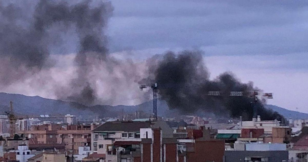 Gran humareda vista desde edificios cercanos a la zona del incendio en el barrio de La Verneda i La Pau / CG