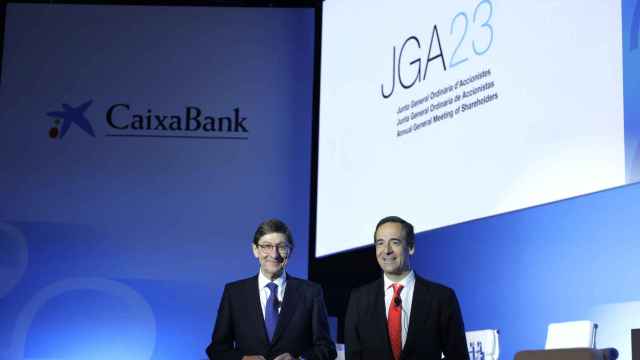 José Ignacio Goirigolzarri (izq.), presidente de Caixabank, junto al consejero delegado, Gonzalo Gortázar, antes del inicio de la junta de accionistas / CAIXABANK