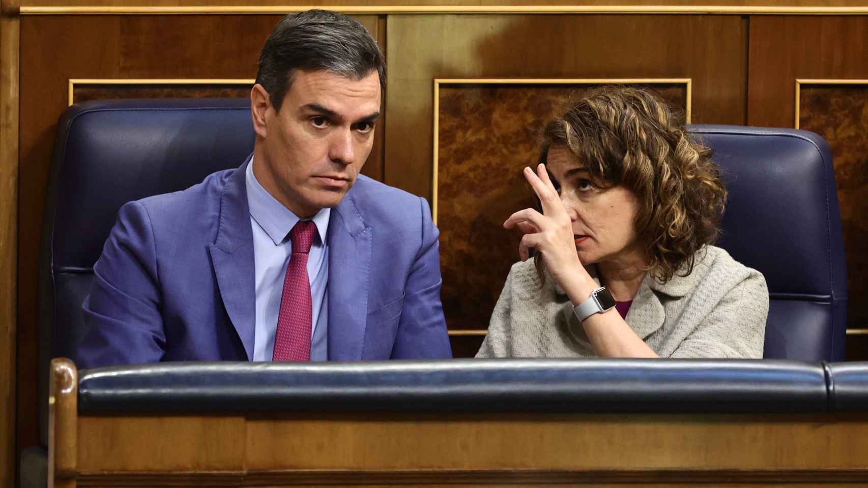 María Jesús Montero, ministra de Hacienda (en la imagen junto al presidente del Gobierno, Pedro Sánchez) ha anunciado más impuestos para los ricos / EP