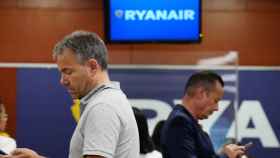 Un hombre afectado por la huelga de Ryanair comprueba el estado de su vuelo en El Prat / EFE