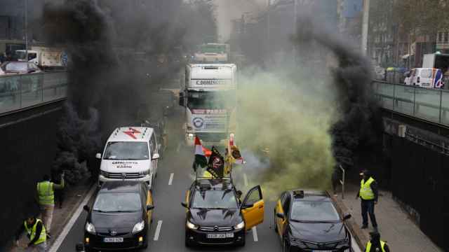 Centenares de taxistas protestan por el precio de los carburantes / EFE