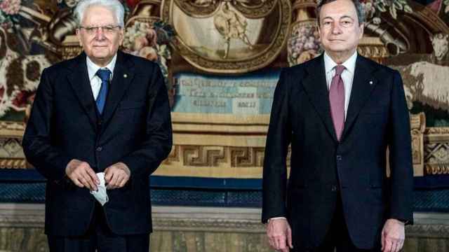 El presidente italiano, Sergio Mattarella (izquierda), y el primer ministro, Mario Draghi, en la ceremonia del juramento de Draghi en Roma / EFE