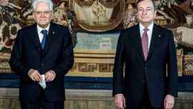 El presidente italiano, Sergio Mattarella (izquierda), y el primer ministro, Mario Draghi, en la ceremonia del juramento de Draghi en Roma / EFE