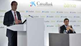 Gonzalo Gortázar, consejero delegado de Caixabank (izq.), y José Ignacio Goirigolzarri, presidente de Bankia / BANKIA