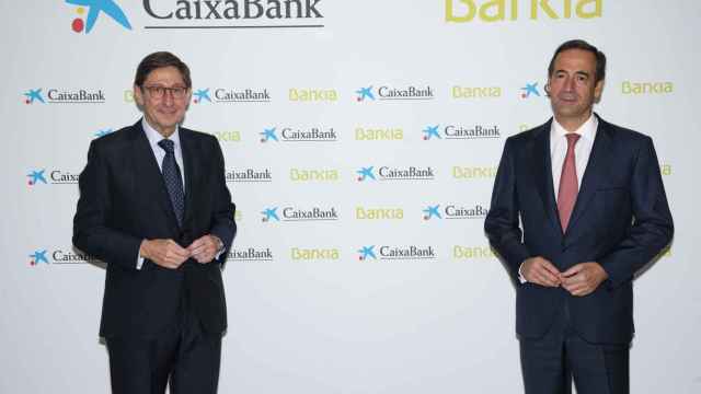 El presidente de Bankia y que será presidente ejecutivo de la nueva entidad, José Ignacio Goirigolzarri (i), y el consejero delegado de CaixaBank y que será consejero delegado de la nueva entidad / EP