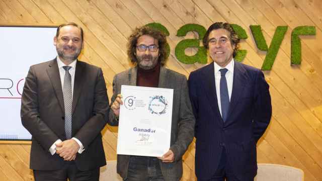 El ministro de Fomento, José Luis Ábalos (izq.), y el presidente de Sacyr, Manuel Manrique (dcha.), entregan el galardón de los Premios Sacyr a la Innovación de 2019 a Alejandro Casteleiro, CEO de Ártabro Tech / SACYR