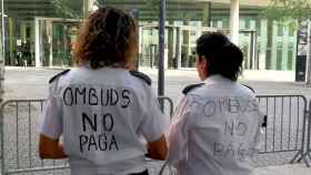 Dos trabajadoras de Ombuds, cuyo concurso gestiona Baker Tilly, en una protesta ante la Ciutat de la Justícia de Barcelona / CG