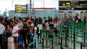 Pasajeros en el Aeropuerto de Barcelona en el primer día de huelga de trabajadores de Iberia / EFE