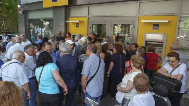 Colas para sacar dinero en Grecia, durante el corralito, imagen de archivo / EFE