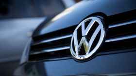 El logo de las marca Volkswagen en un coche