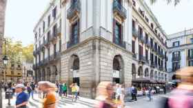 Imagen de uno de los hoteles situado en la plaza Reial de Barcelona / CG