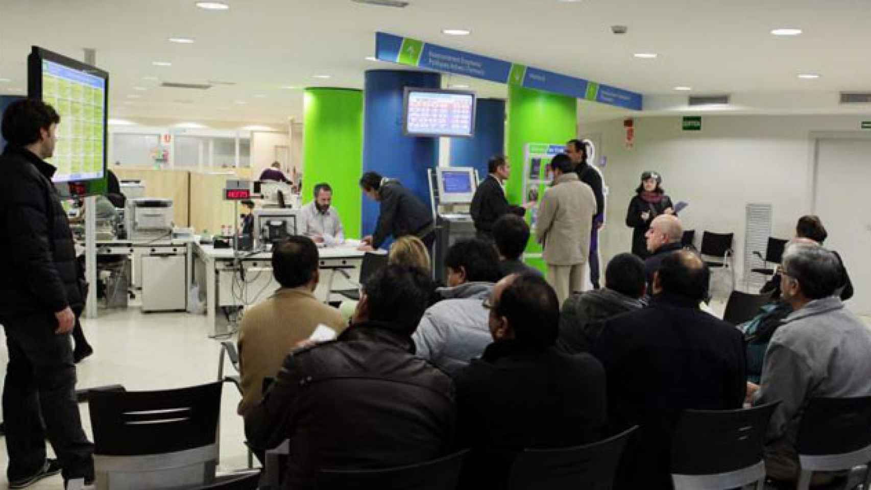 Personas esperando turno en una oficina del Servei d'Ocupació de Catalunya (SOC) / CG