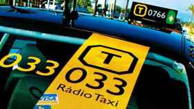 Un taxi del 033, la mayor emisora de transporte privado de Cataluña / CG