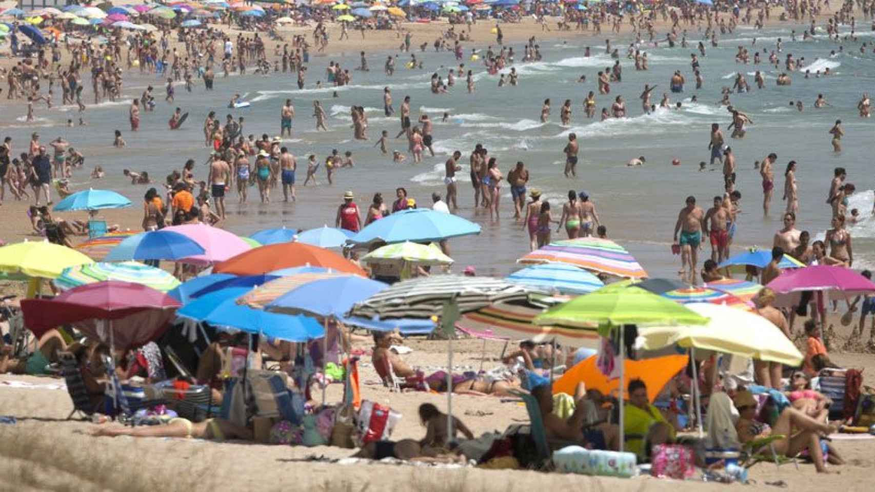 Una playa española repleta de bañistas.