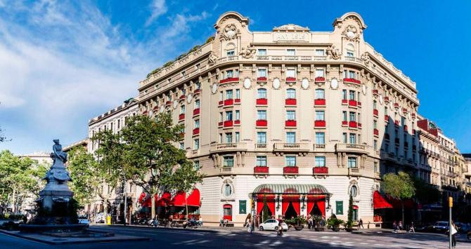 Fachada del Hotel Palace Barcelona, cerrado durante la crisis del coronavirus / CG