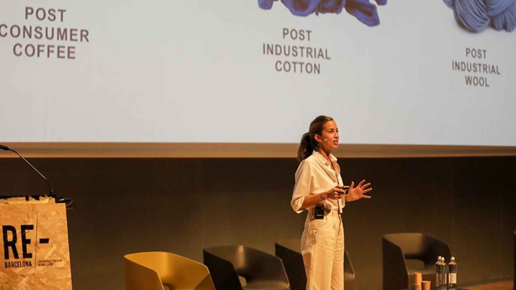 Carolina Álvarez (Ecoalf) imparte una conferencia en el Re-Barcelona, foro de moda sostenible / RE-BARCELONA