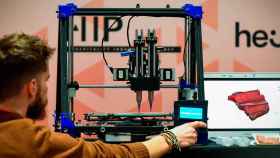 Un técnico manipulando una impresora de alimentos en 3D / F4F