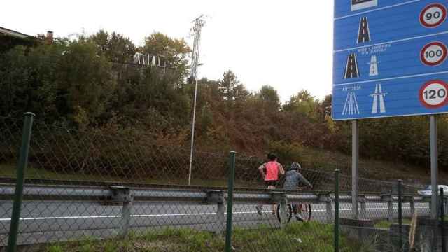 Talud de la localidad guipuzcoana de Irun donde ha sido encontrada la joven agredida / EFE