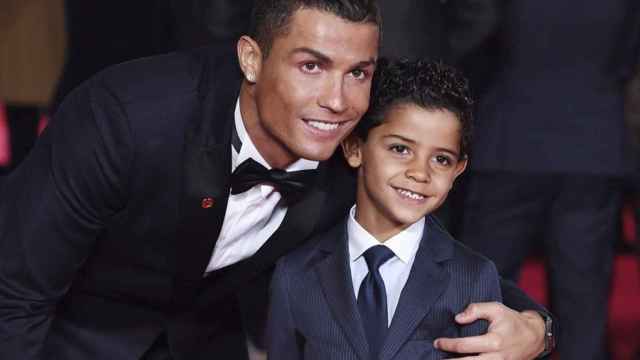 Cristiano Ronaldo y su primer hijo, Cristiano Jr., en una imagen de archivo / EFE