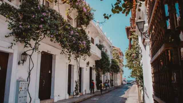 Calle en verano donde se puede encontrar algo de sombra / Luis Vidal en UNSPLASH